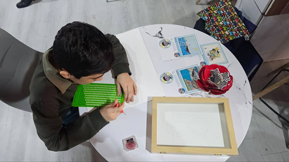 نوآوری یک کودک ۱۲ ساله در غرفه آب منطقه‌ای البرز؛ نقاشی بریل برای رساندن پیام صرفه‌جویی به نابینایان
