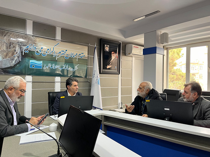 نشست مدیرعامل شرکت آب منطقه‌ای البرز با بهره‌برداران و کشاورزان