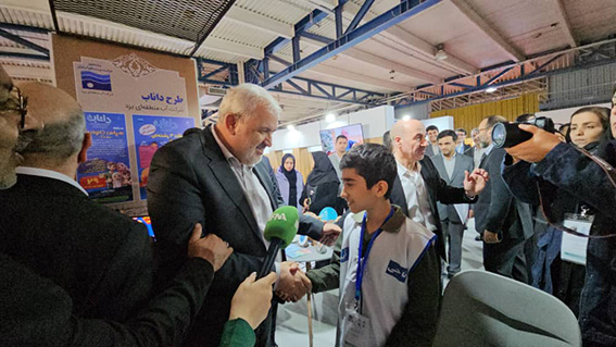 وزیر نیرو و معاون وزیر در امور آب و آبفا، مهمانِ  غرفه آب منطقه‌ای البرز